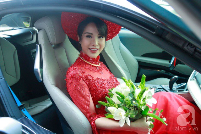 Cô dâu Diệp Lâm Anh và chú rể thiếu gia trao nhau nụ hôn đắm đuối trong lễ đón dâu Cô dâu Diệp Lâm Anh và chú rể thiếu gia trao nhau nụ hôn đắm đuối trong lễ đón dâu